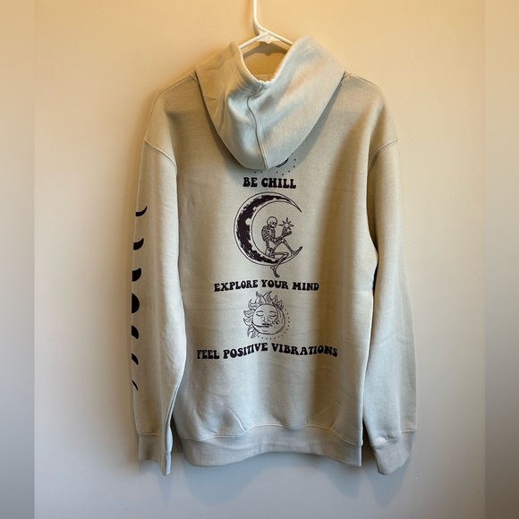 Persaya NWT Juniors Large Celestial Hooded Tan Sweatshirt Kangaroo Pouch Pocket - Picture 2 of 12